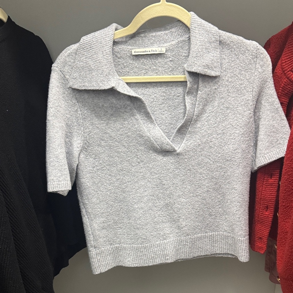 Abercrombie & Fitch Light Gray V-Neck Cropped Sweater Top - Size Small